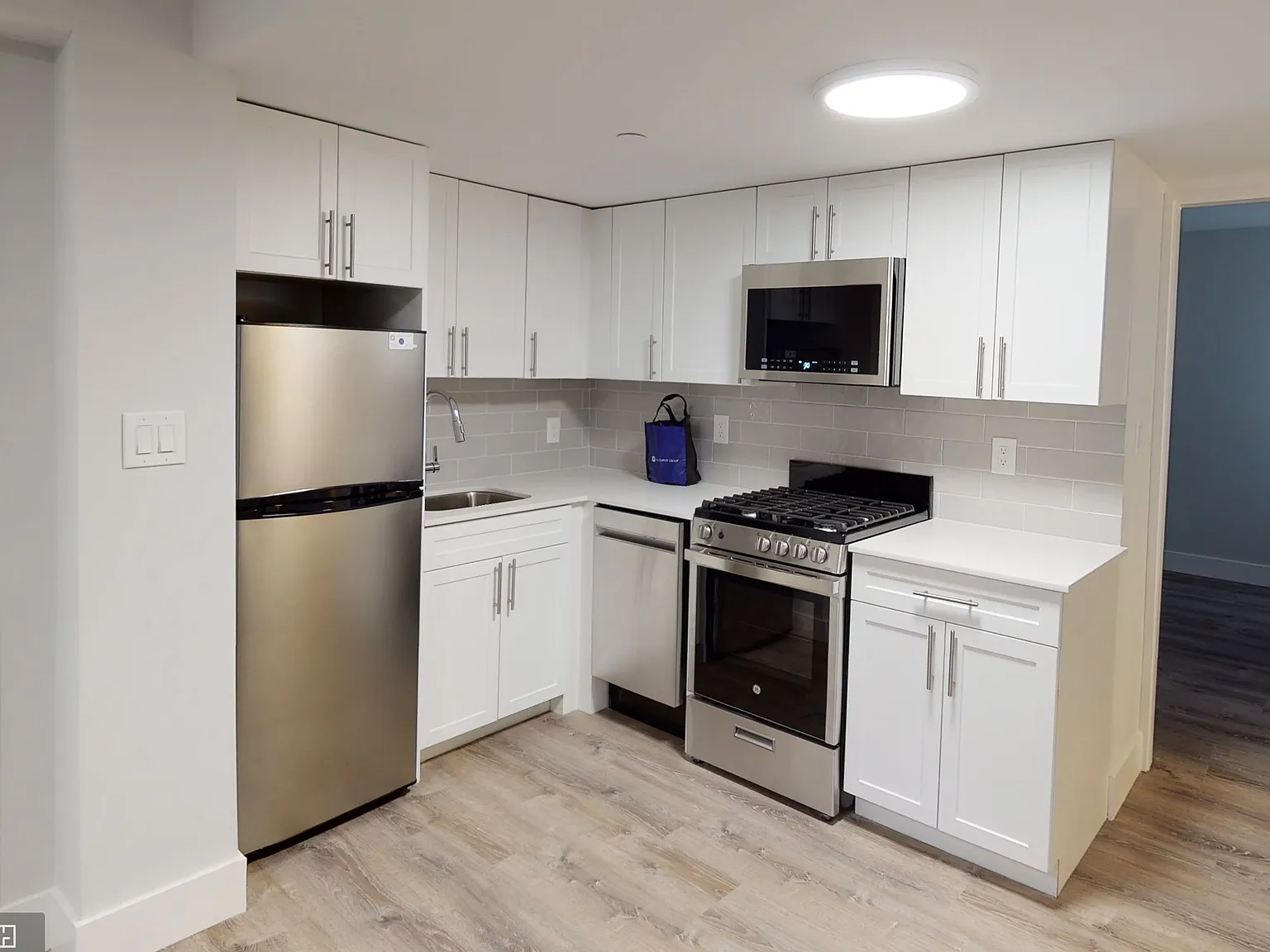 2 bed, 999 sqft, $3,800 — Photo 2