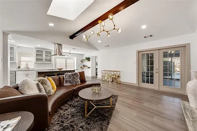 1101 N Park Dr — Photo 2