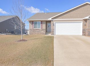 280 Ridgewood Dr, Hiawatha, IA 52233
