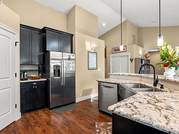 3rd image of 367 Yellowwood St