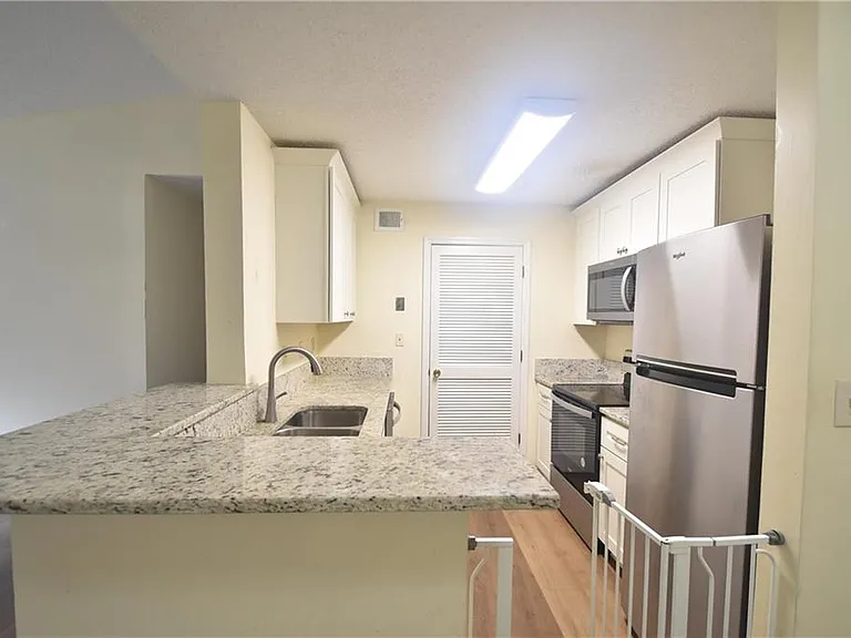 310 Granville Ct #310 — Photo 9