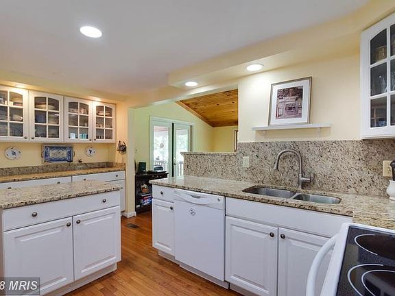 Granite counters and lots of cabinet space