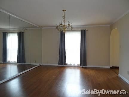 Dining Room
						:
						Full wall mirror