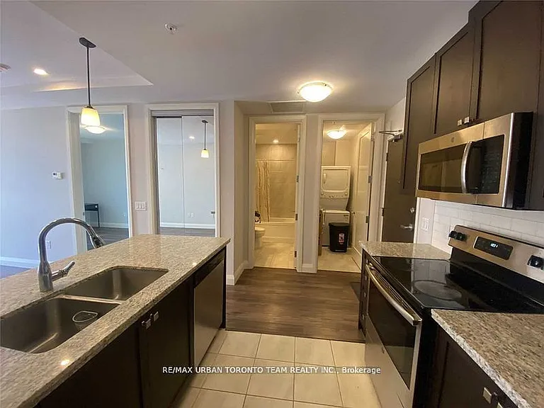 118 King St E #621 — Photo 12