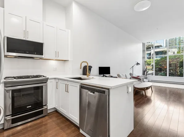 2077 Rosser Ave #101, Burnaby, BC V5C 0G6