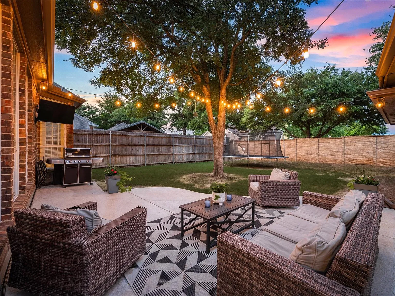 4 bed, 3.5 bath, 3107 sqft, $4,200 — Photo 2