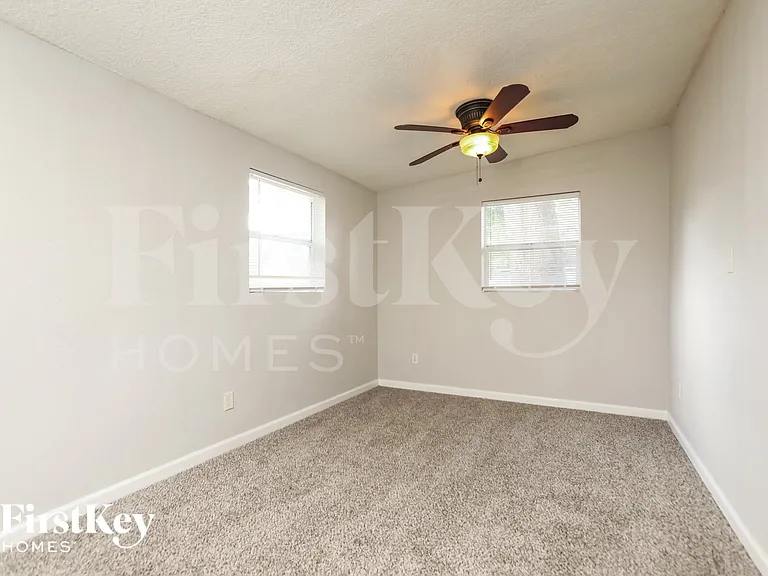 429 Notre Dame Dr — Photo 9