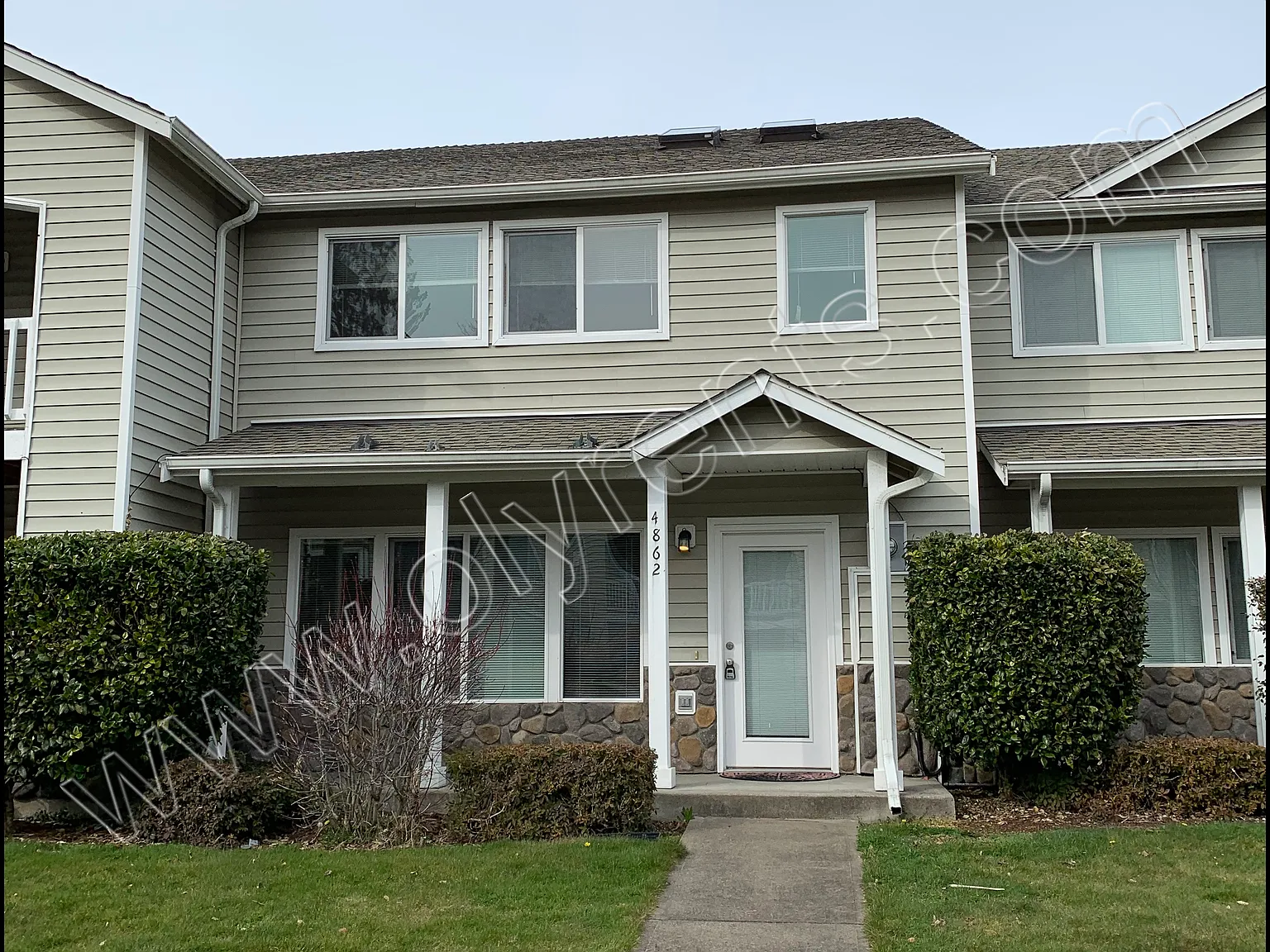 College Springs spacious 3 bdrm, 2.5 bath w/bonus room & 2 car garage. — Photo 1