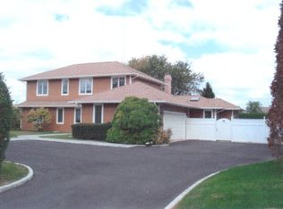 100 Potato Field Ln, Southampton, NY 11968