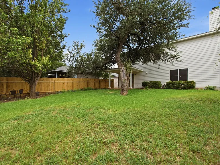 1806 Carriage Hills Trl — Photo 32