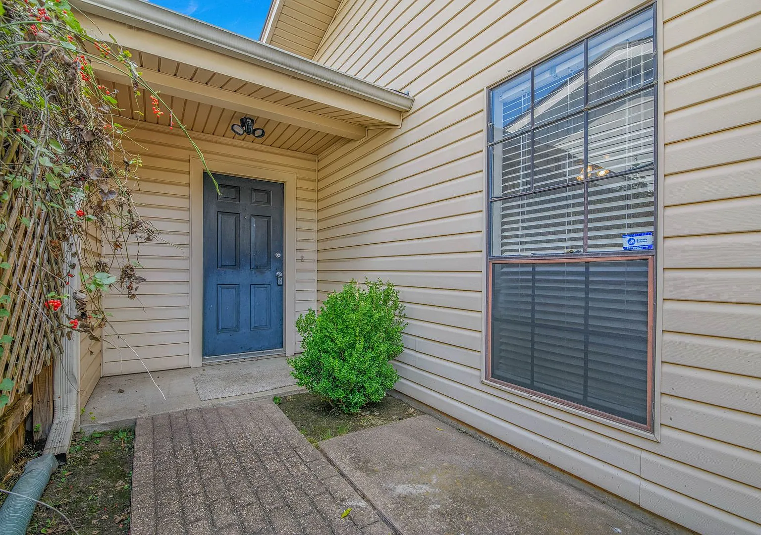 Adorably Updated 2/1 Townhome w/ Yard & Garage Available in April! — Photo 1