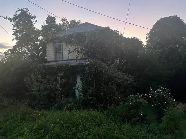 2702 Auburn St, Low Moor, VA 24457