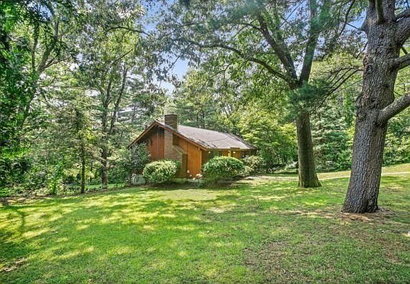 3rd image of 33 Hobbs Brook Rd