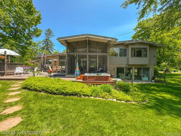 30239 Hickory Ln, Franklin, MI 48025