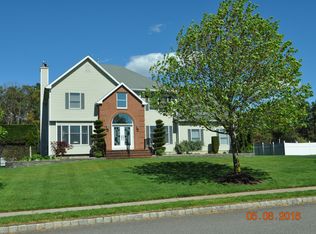 17 Robin Ln, Monroe Township, NJ 08831