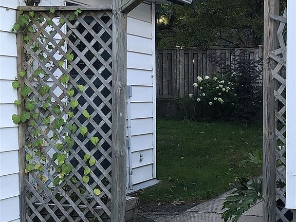 3rd image of 80 Parkside Dr