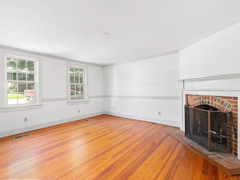 1307 Caroline St — Photo 6
