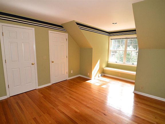 4th image of 2 Beacon Hill Dr