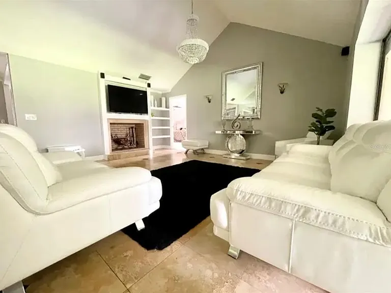 1102 Sugartree Dr S — Photo 4