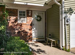 94 Oak Ln, Eatontown, NJ