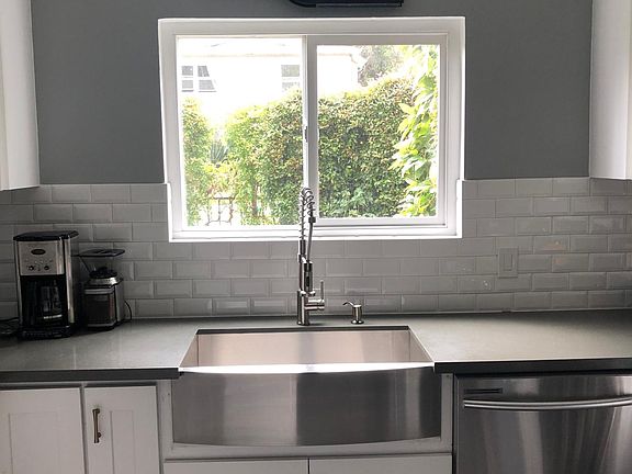 3rd image of 2476 N Beachwood Dr
