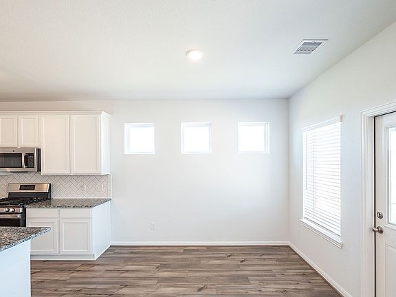 4th image of 2724 Amethyst Ct
