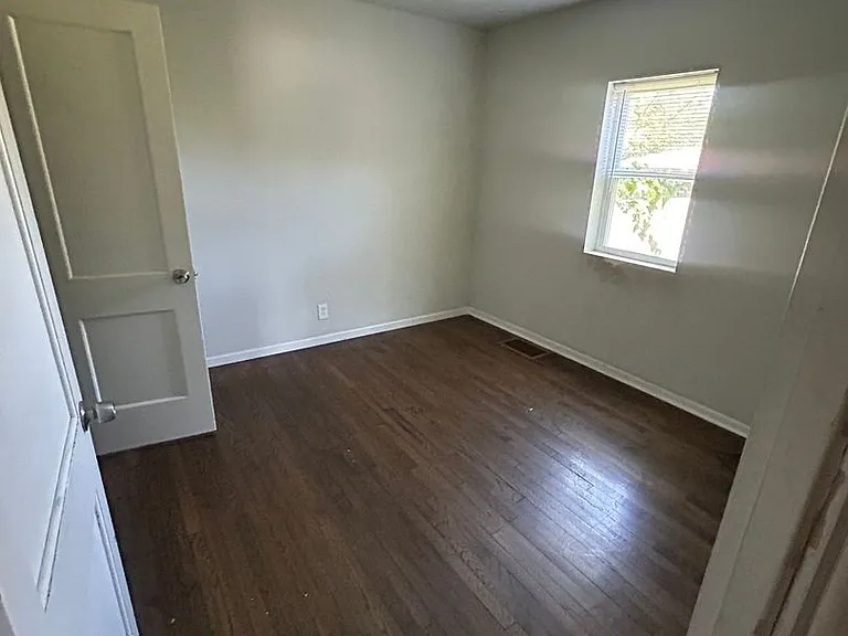 127 Marshall St — Photo 3