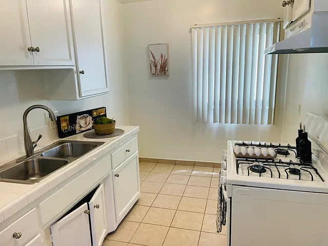 955 Hillcrest St #2 — Photo 8