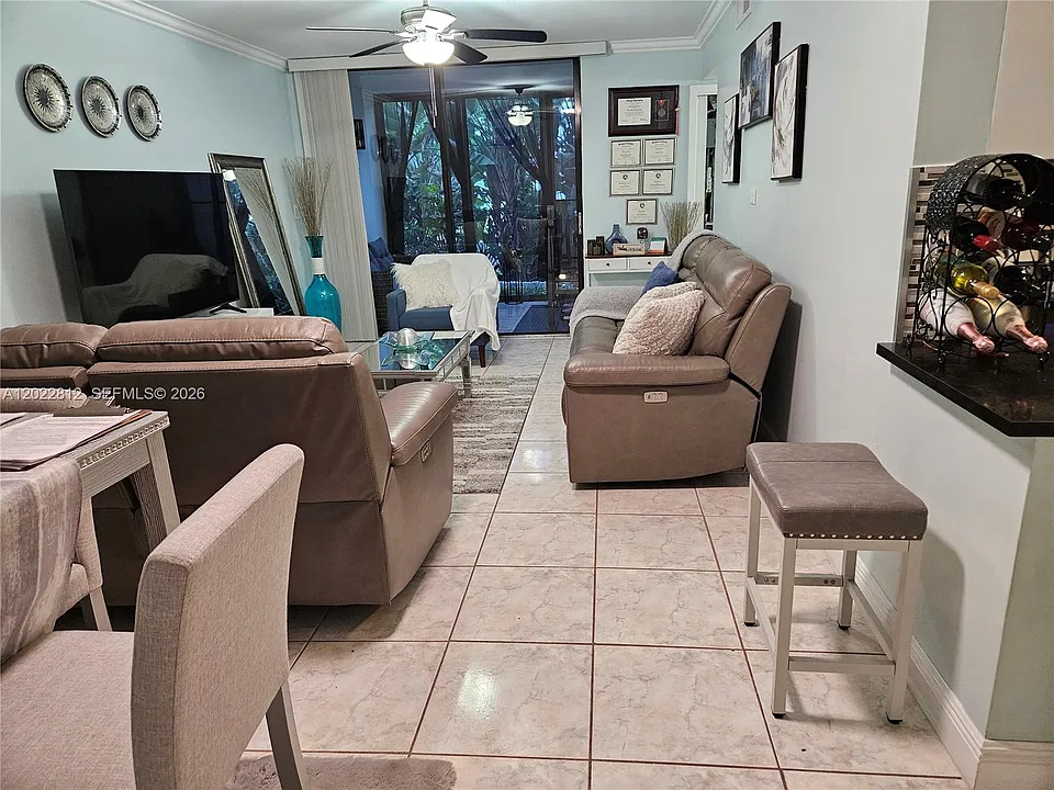 212 Lake Pointe Dr #113