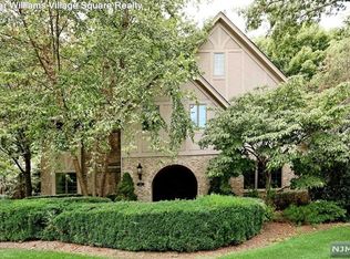 10 Surrey Ln, Mahwah, NJ 07430