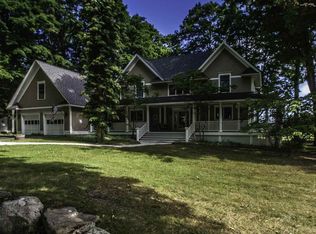 12211 Country Club Dr, Charlevoix, MI 49720