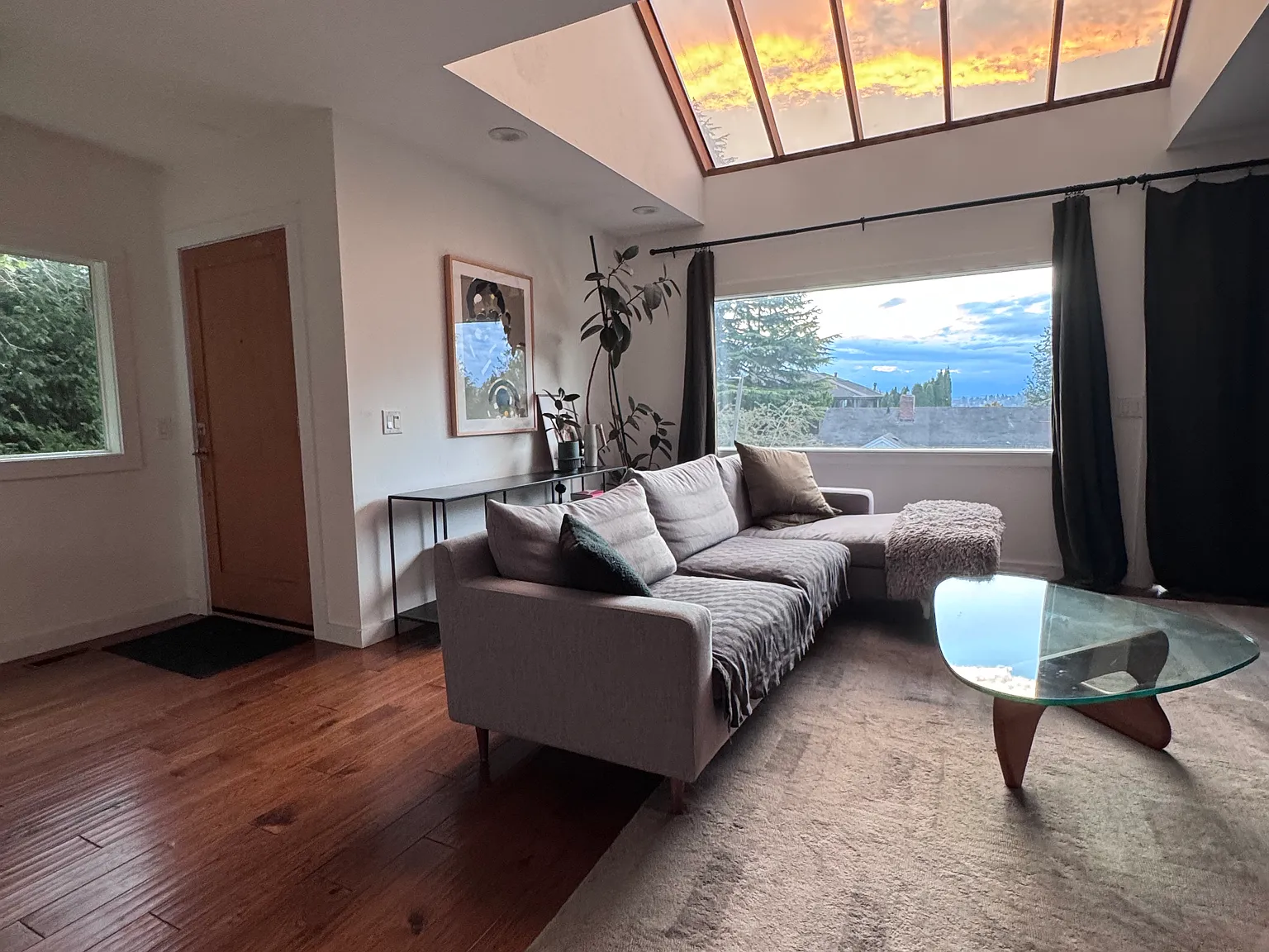 3 bed, 2.5 bath, 2250 sqft, $5,250 — Photo 3