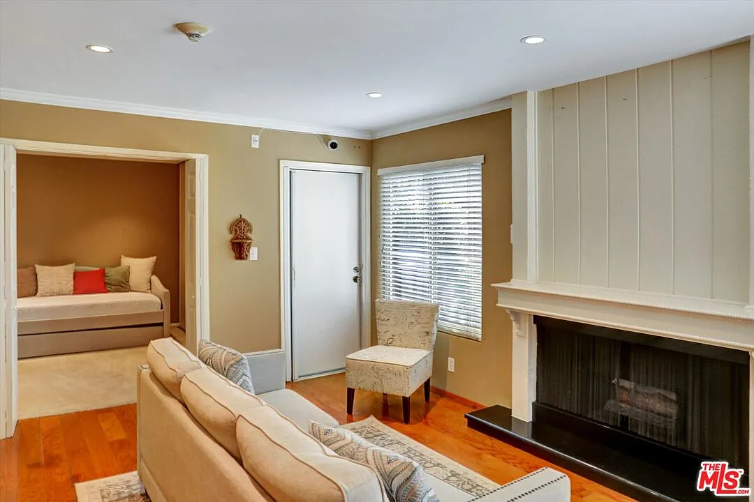 2 bed, 2.0 bath, 942 sqft, $3,700 — Photo 2