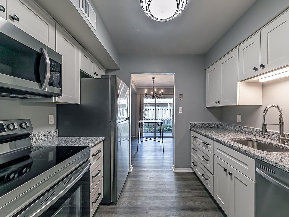 Remodeled kitchen with new appliances!
