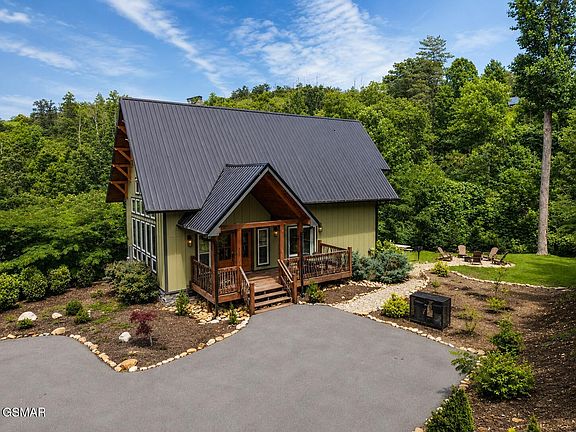2nd image of 862 Crest View Dr