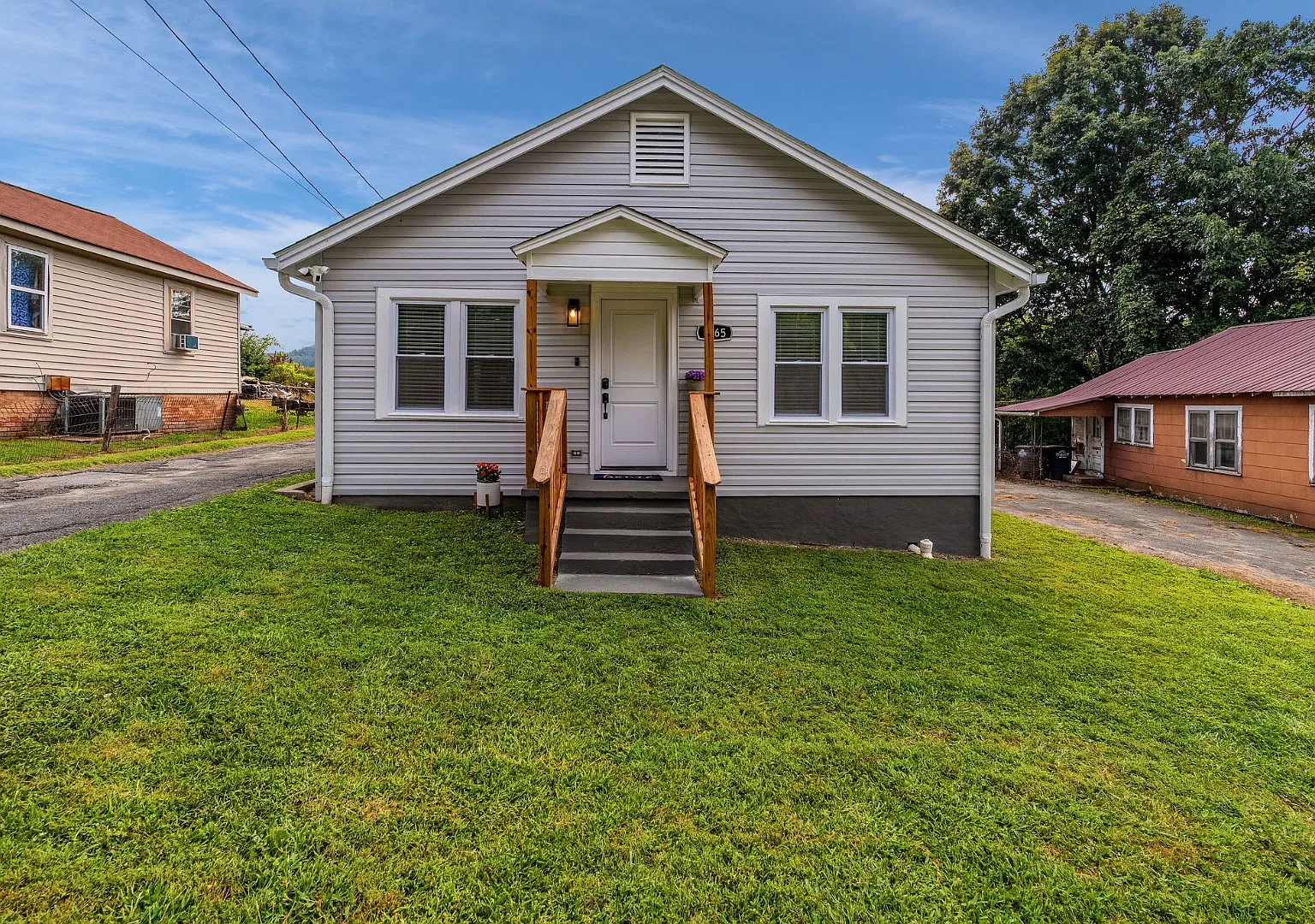 1465 Highpoint Ave — Photo 2