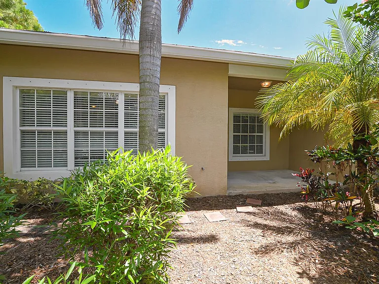 649 NE Bent Paddle Ln — Photo 37
