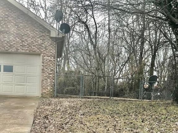 2nd image of 800 Parkview Ct