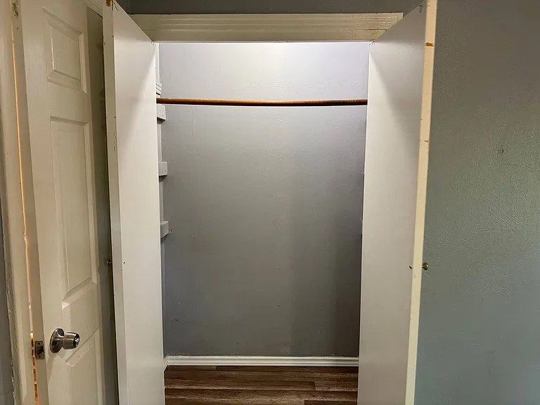808 E Bank St — Photo 23
