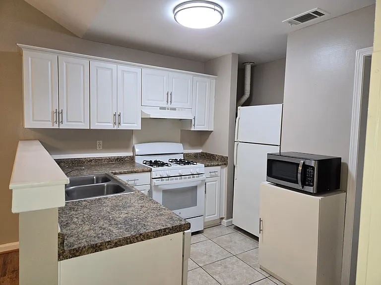 127 Hunt Club Ct — Photo 5