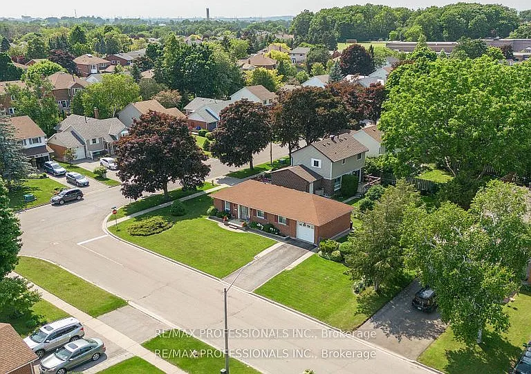 124 Panter Cres #LOWER — Photo 23