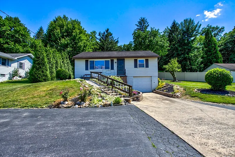 3 bed, 1.0 bath, 1768 sqft, $2,295 — Photo 2