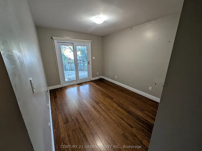 4 Wenlock Cres — Photo 15