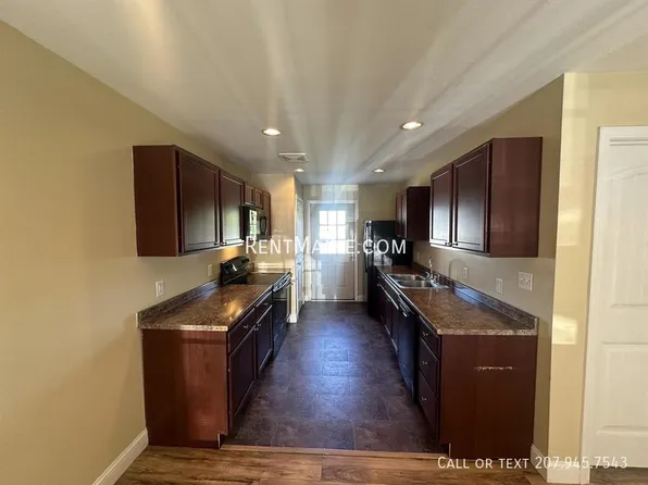 31 Basketball Ct, Bangor, ME 04401