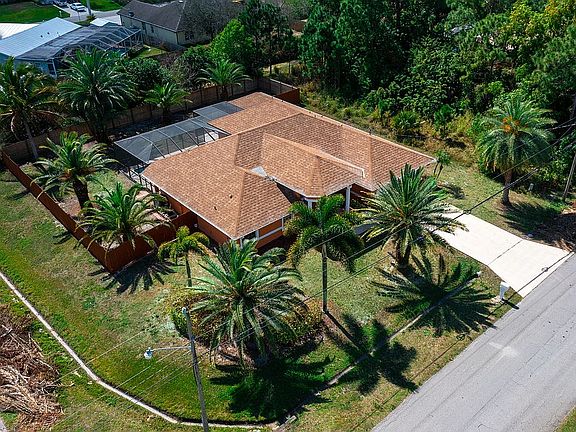 4th image of 502 SW Eyerly Ave