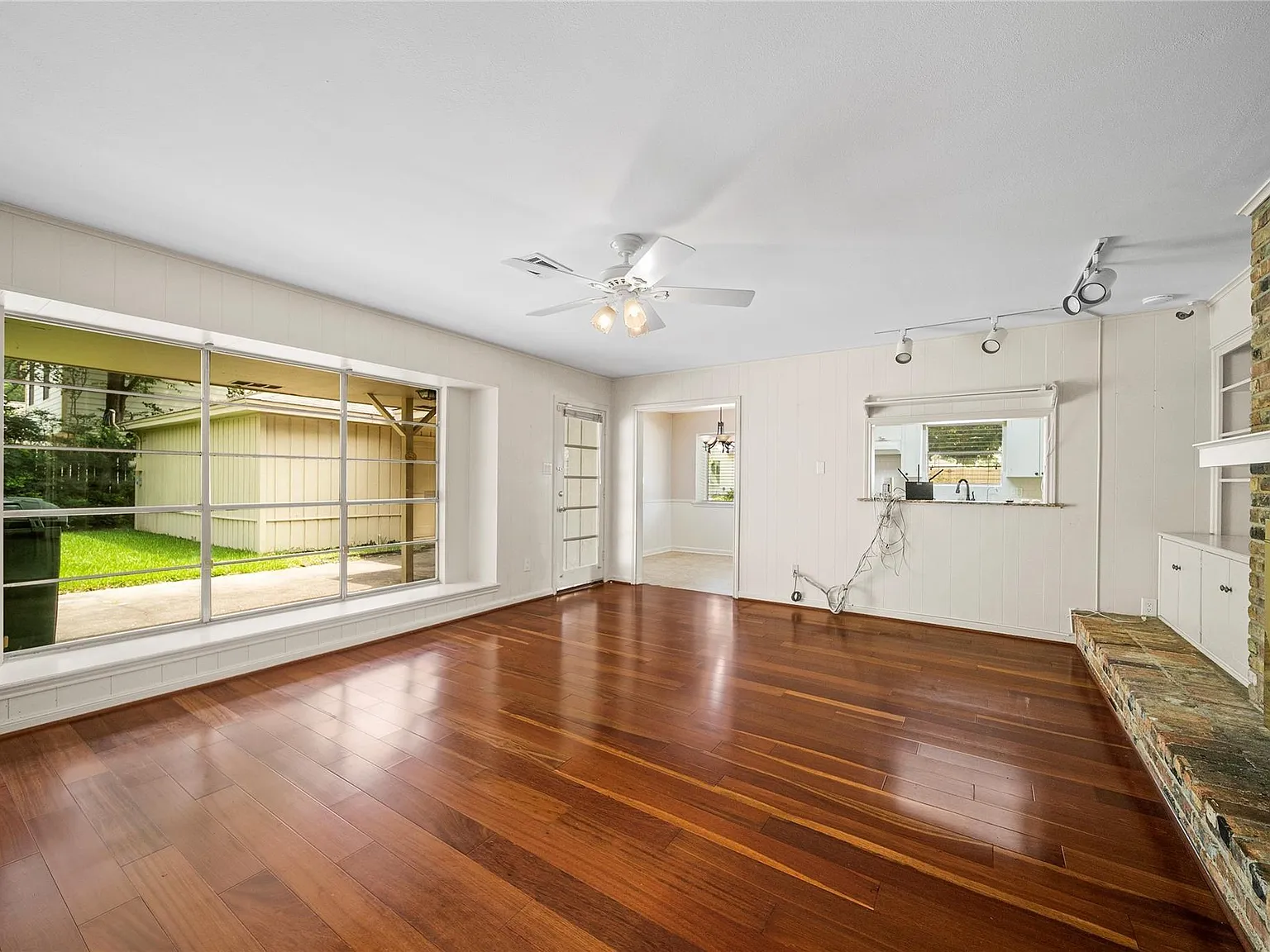 3 bed, 2.0 bath, 2013 sqft, $3,500 — Photo 4