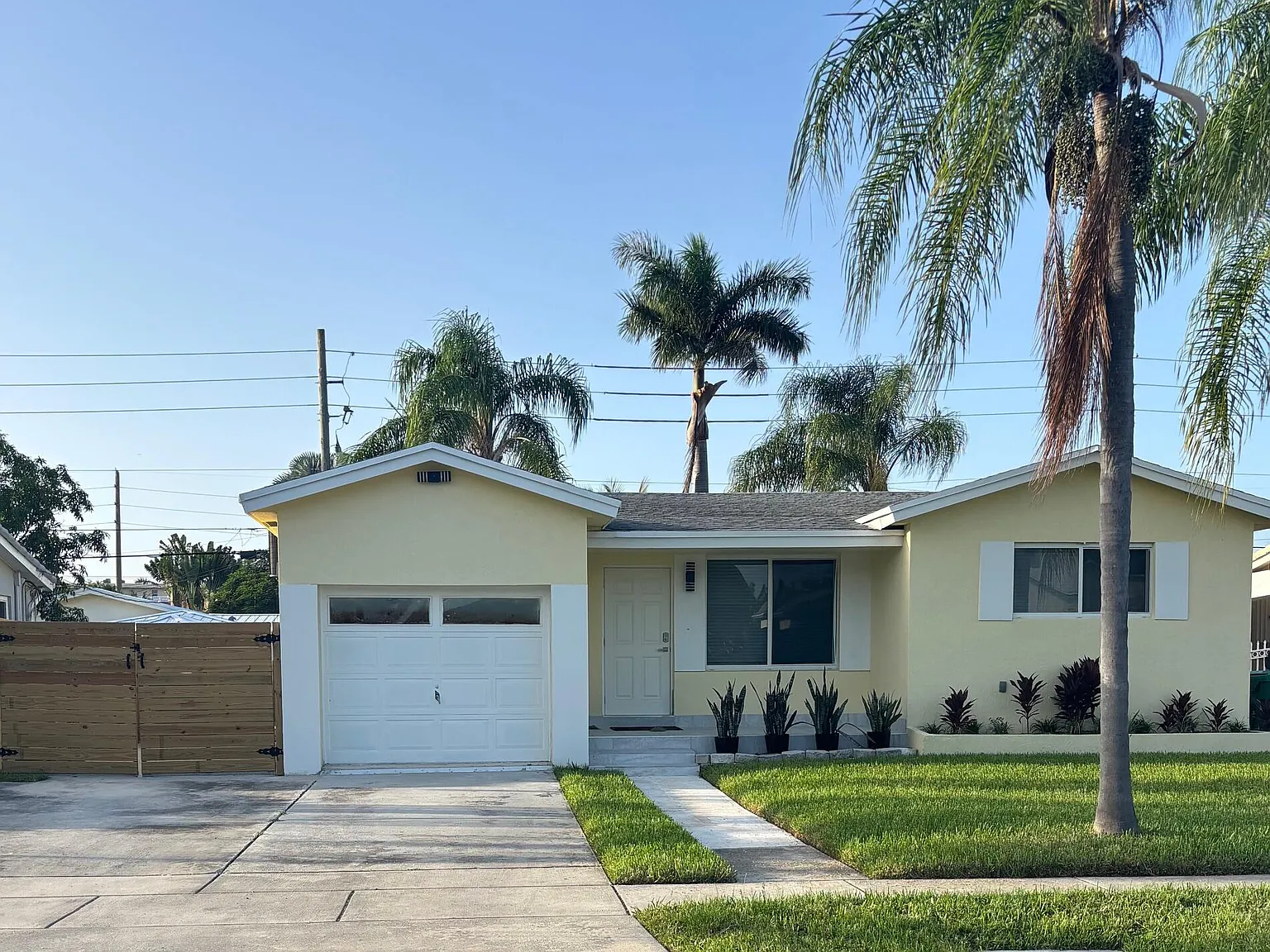 2 bed, 2.0 bath, 1300 sqft, $3,900 — Photo 1