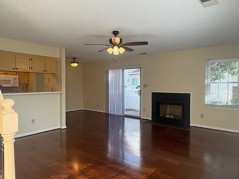 27 Tamarisk Quay #F — Photo 4