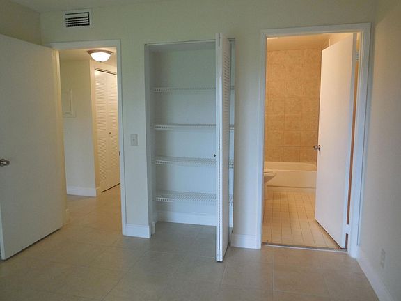 4th image of 913 Meadows Cir #913