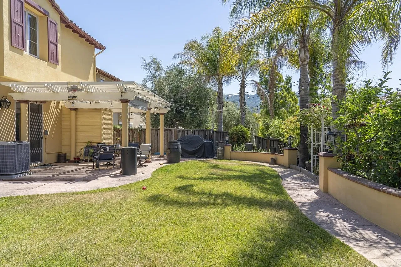 5 bed, 3780 sqft, $7,999 — Photo 3
